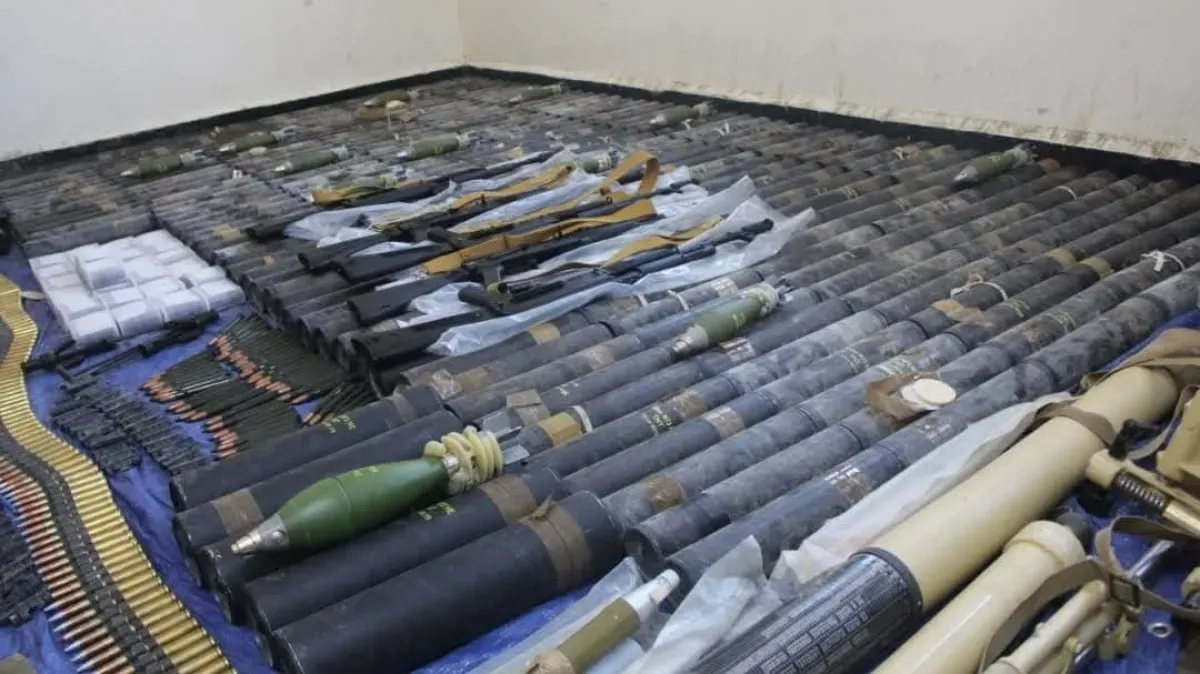 ضبط أسلحة وقذائف مسروقة من معسكر الريان كانت معروضة للبيع في حضرموت