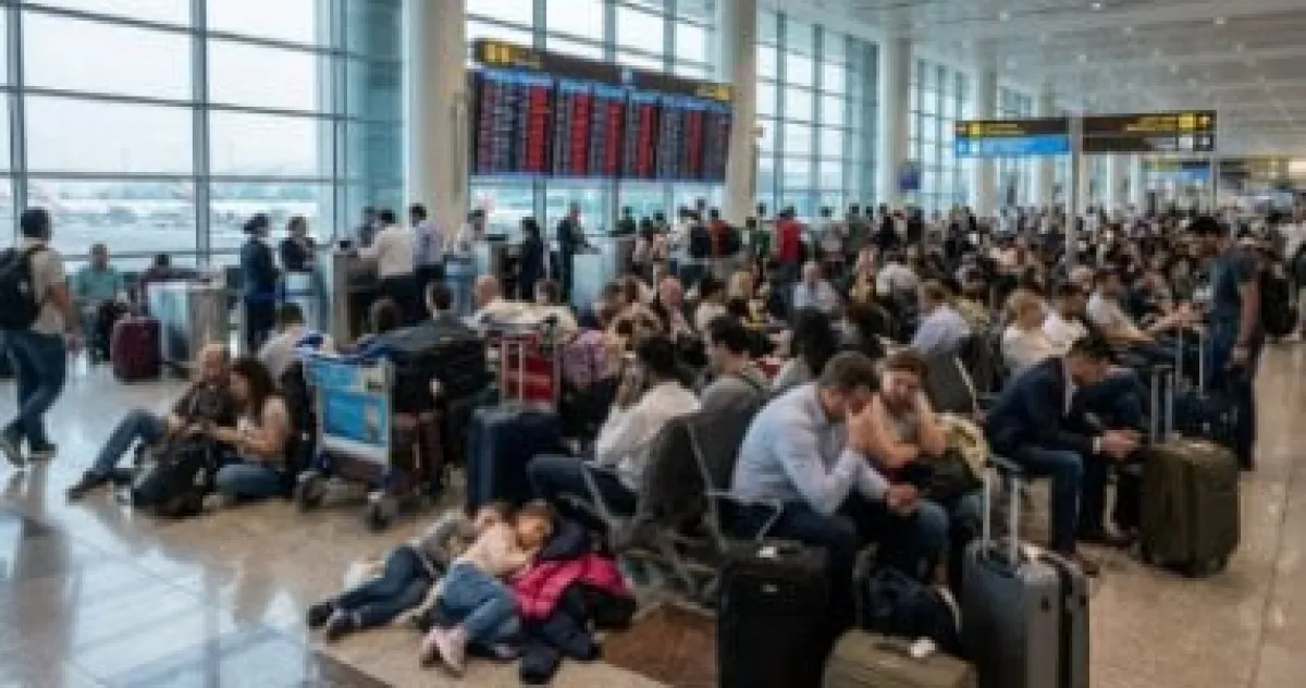 دبي تستأنف تدريجياً حركة الملاحة الجوية بعد السيطرة على حريق بخزانات الوقود