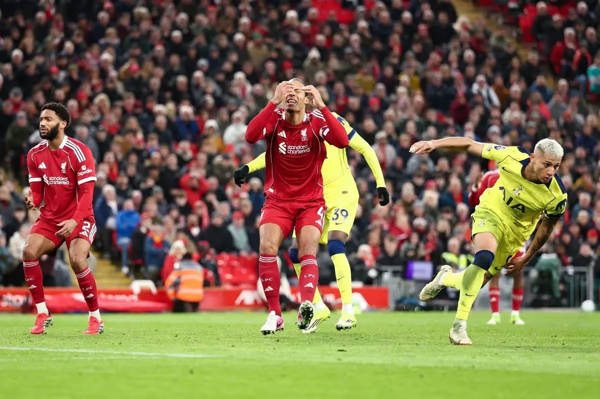 رئيس حكام سابق: فان دايك "تفلت" من الطرد أمام توتنهام.. وتساؤلات حول "الفار"