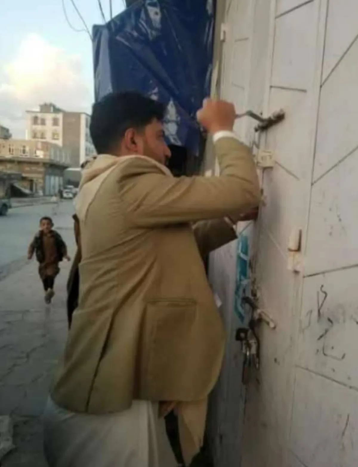 مليشيا الحوثي تداهم محلًا في ذمار وتنهب محتوياته