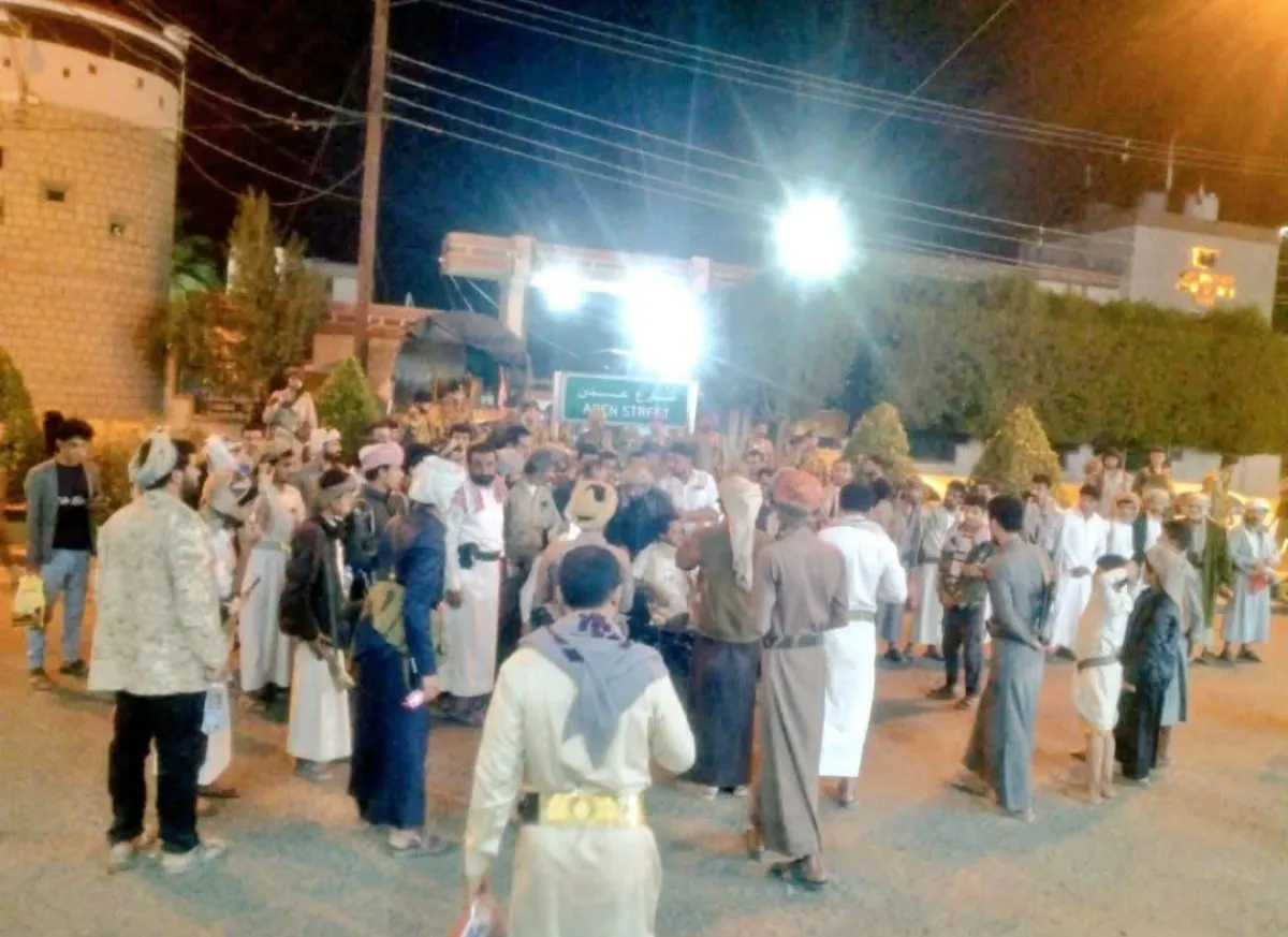 للمطالبة بصرف رواتبهم .. احتجاجات غاضبة للجرحى والجنود أمام البنك المركزي في مأرب