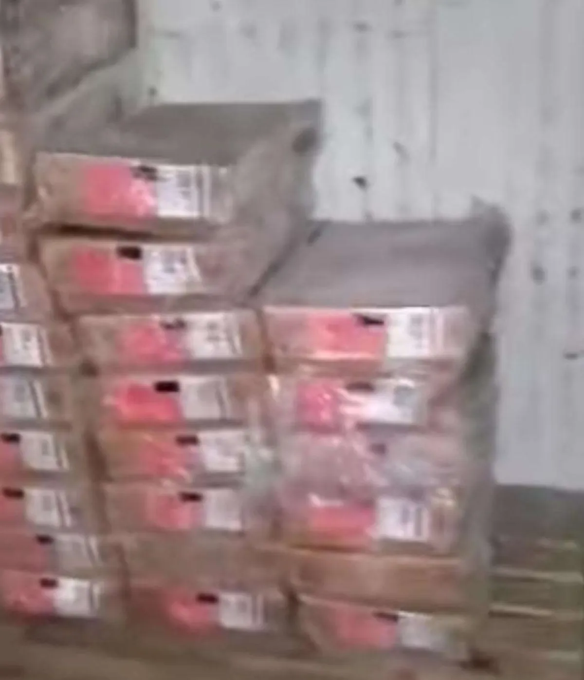 ضبط شحنة دجاج مهربة ومنتهية الصلاحية في تعز