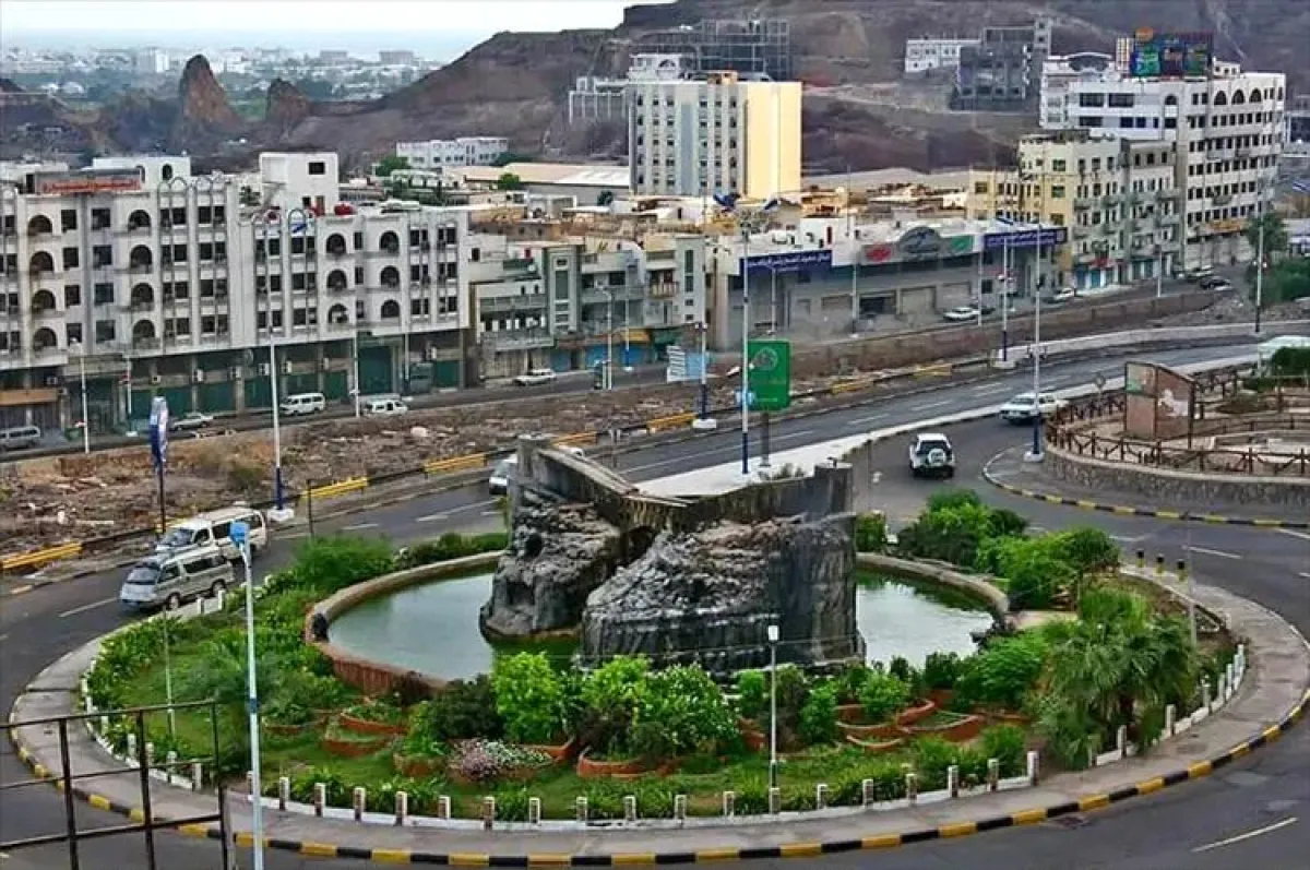 ألسنة اللهب تلتهم عيادة طبية في عدن.. خسائر مادية فادحة دون ضحايا