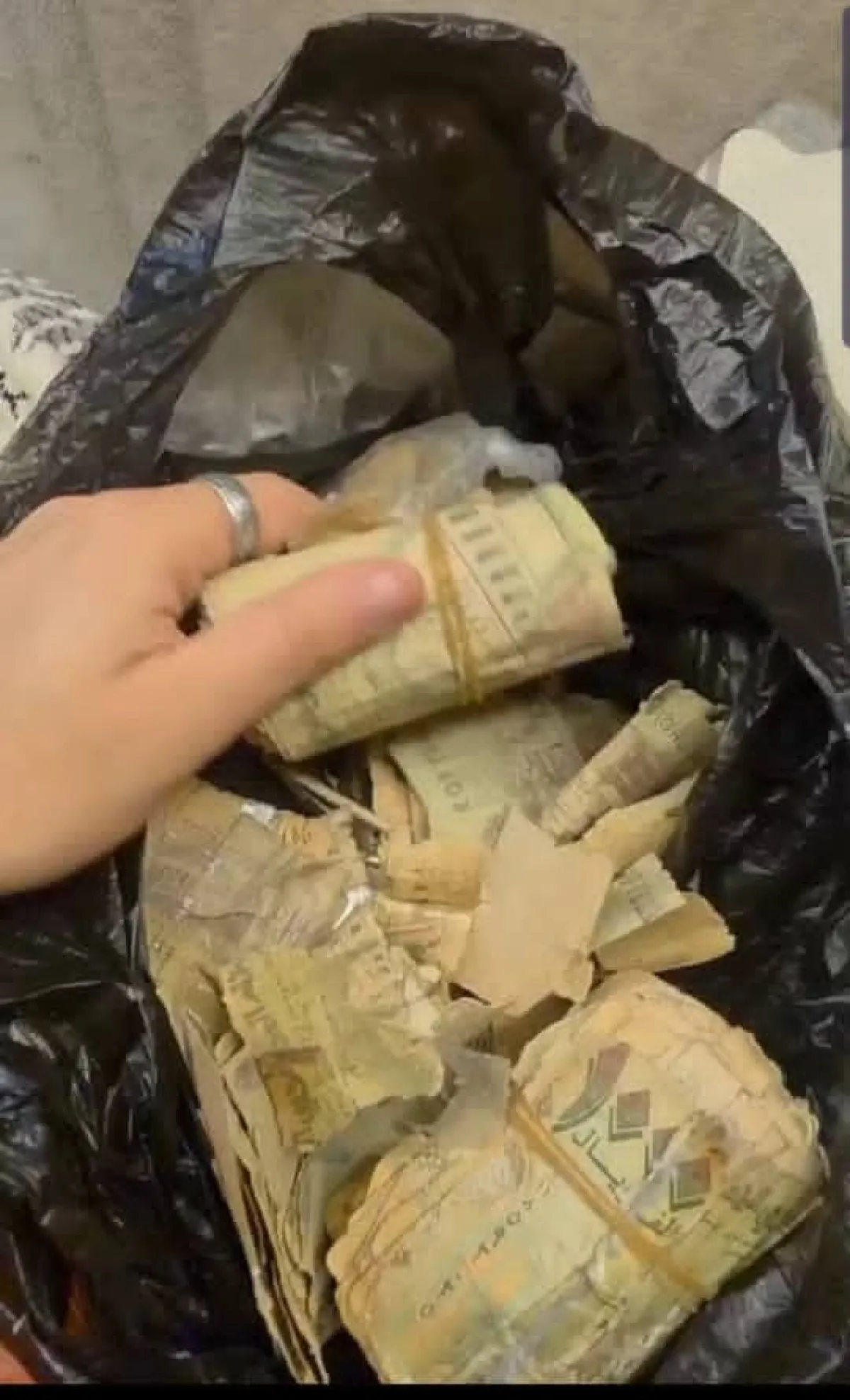 تلف العملة الوطنية من فئات 1000 و500 ريال في مناطق سيطرة عصابة الحوثي