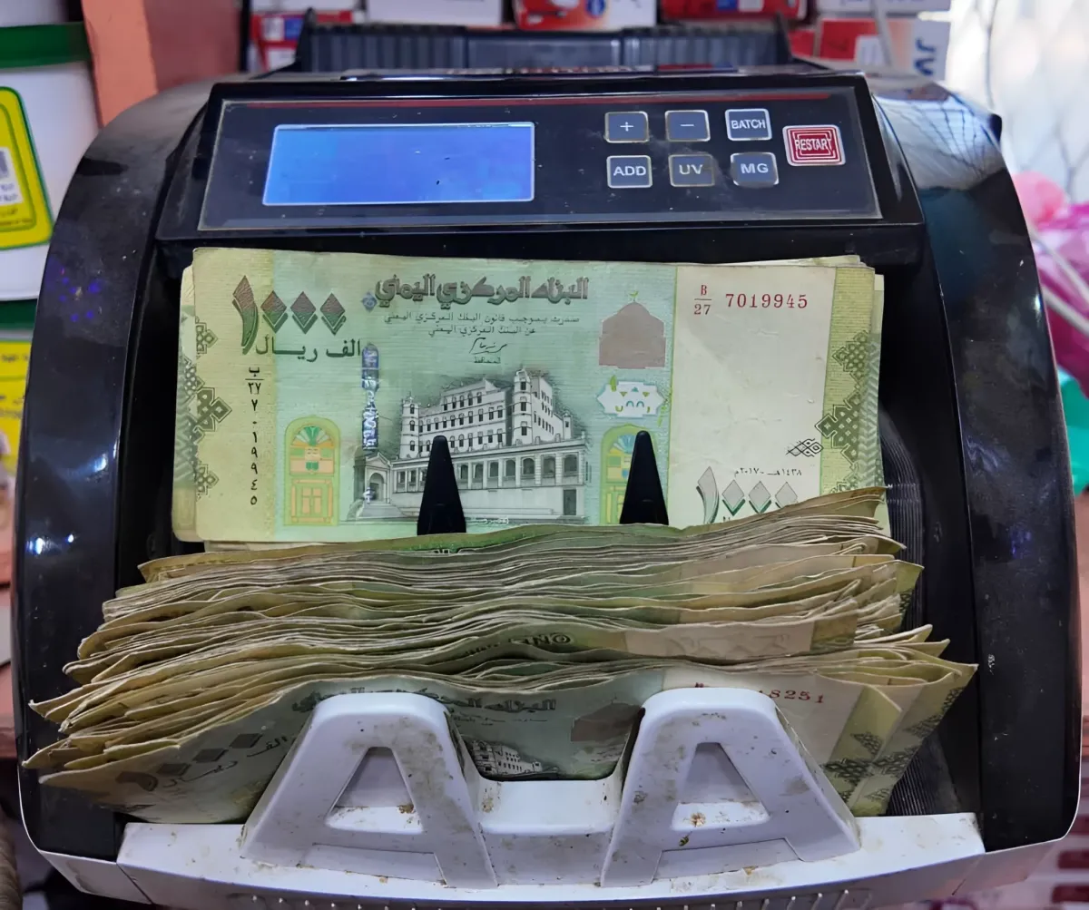 خبير اقتصادي يحذر من “اختطاف السيولة” ويكشف أسباب الجفاف النقدي في الأسواق