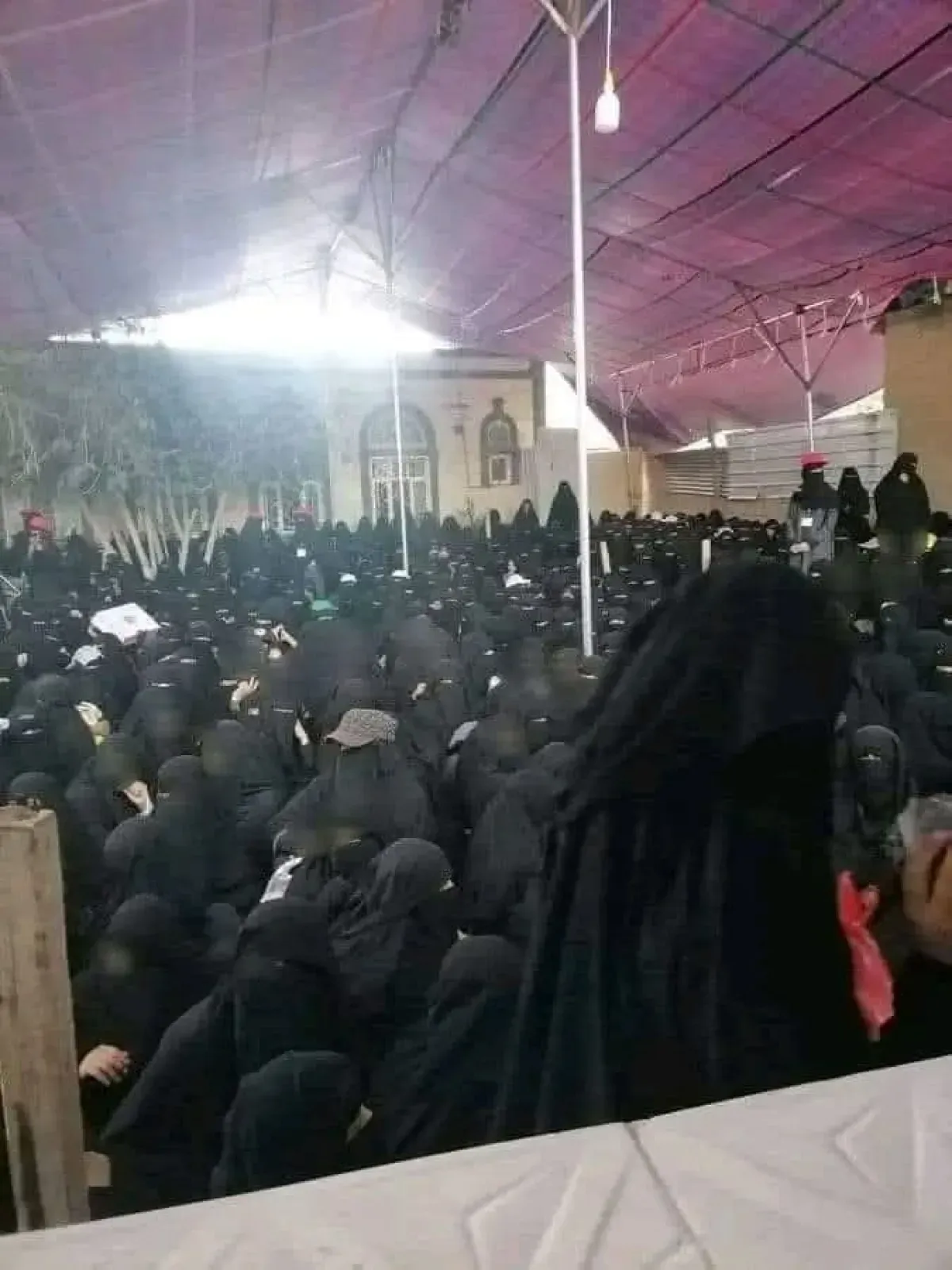 الجوع يبتلع "لواء إب الأخضر".. المليشيا الحوثية تتحكم بمصير الفقراء وتدفع النساء للطوابير في رمضان