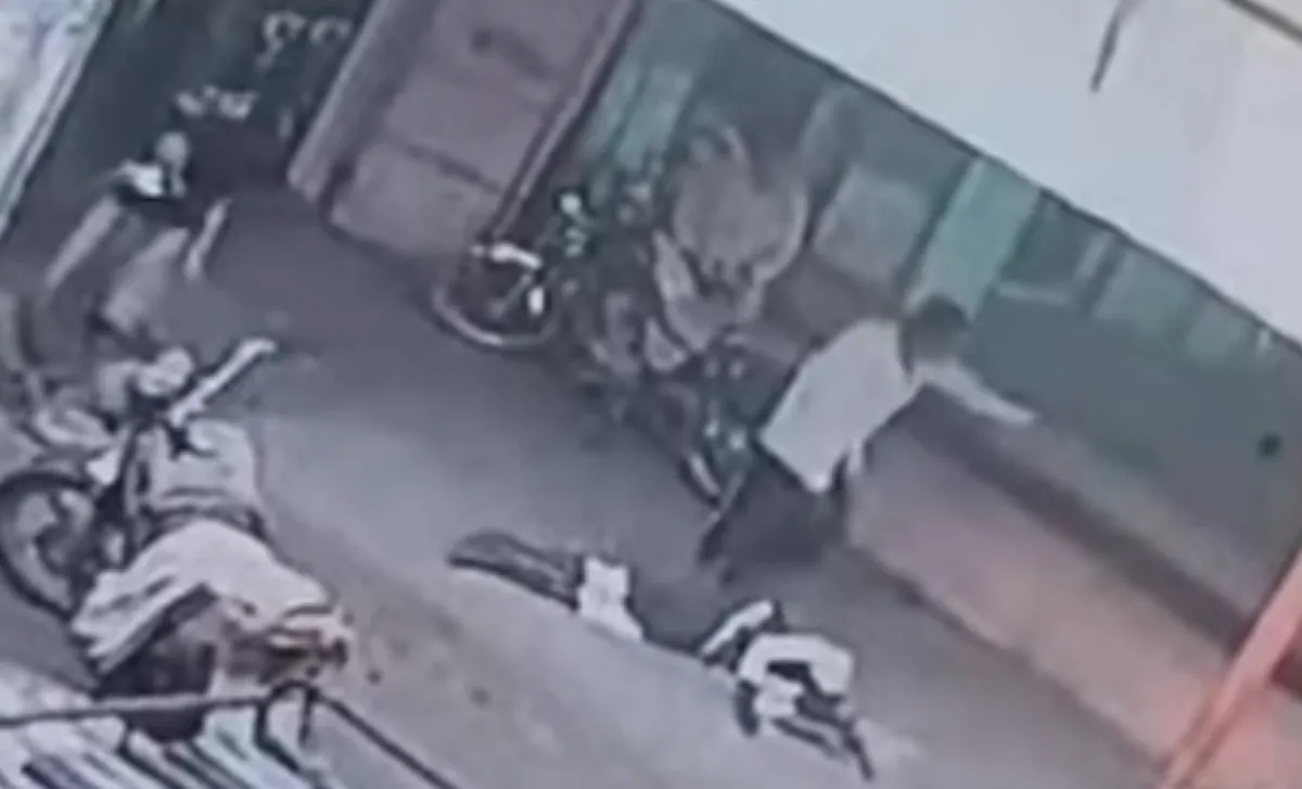 مأساة في الحديدة: شاب يقتل مسناً أفطر بسبب المرض.. واتهامات للحوثيين