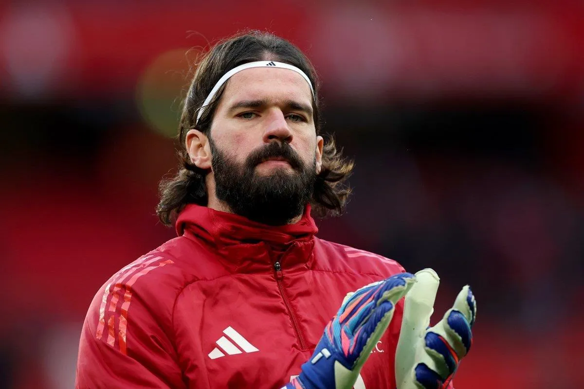 صراع إيطالي ساخن: يوفنتوس وإنتر يتنافسان على خطف حارس ليفربول أليسون بيكر