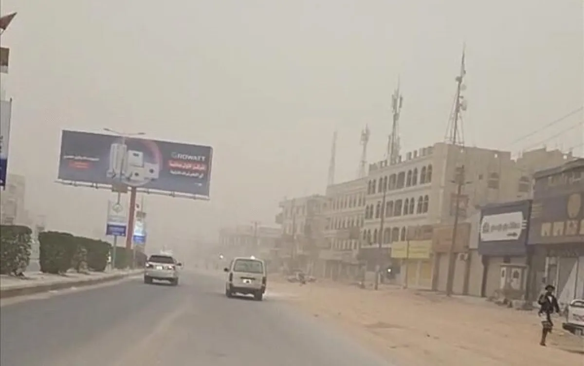 عاصفة ترابية كثيفة تضرب مدينة عتق في أول أيام عيد الفطر وتعيق الحركة