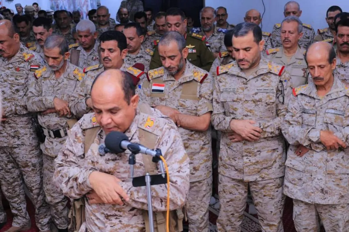 قيادات عسكرية تحتفل بالعيد وتفقد الجبهات وتعزز الجاهزية القتالية