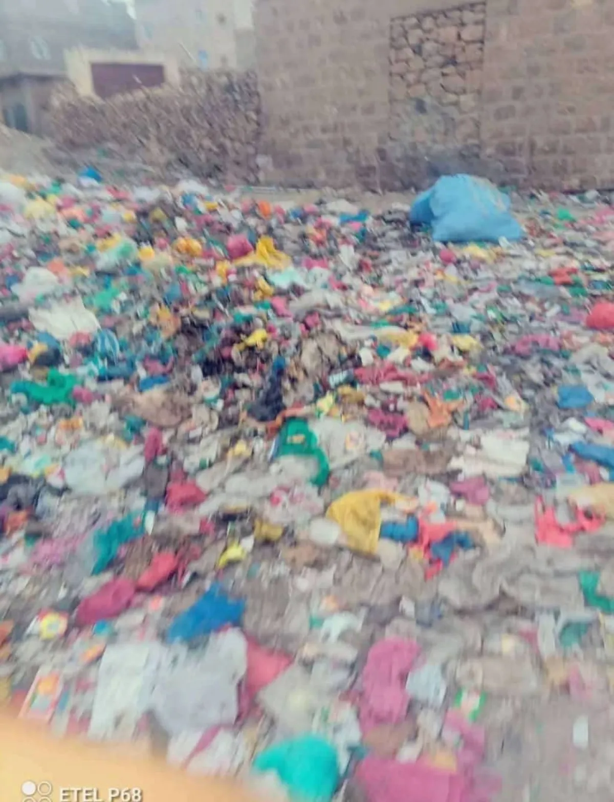 تكدس النفايات في سوق الربوع بتعز يثير استياء الأهالي وتساؤلات حول أداء إدارة النظافة الجديدة