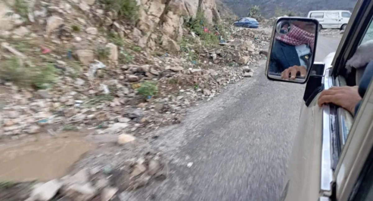 تحذيرات من انهيارات جبلية في طريق صبر بسبب سيول الأمطار