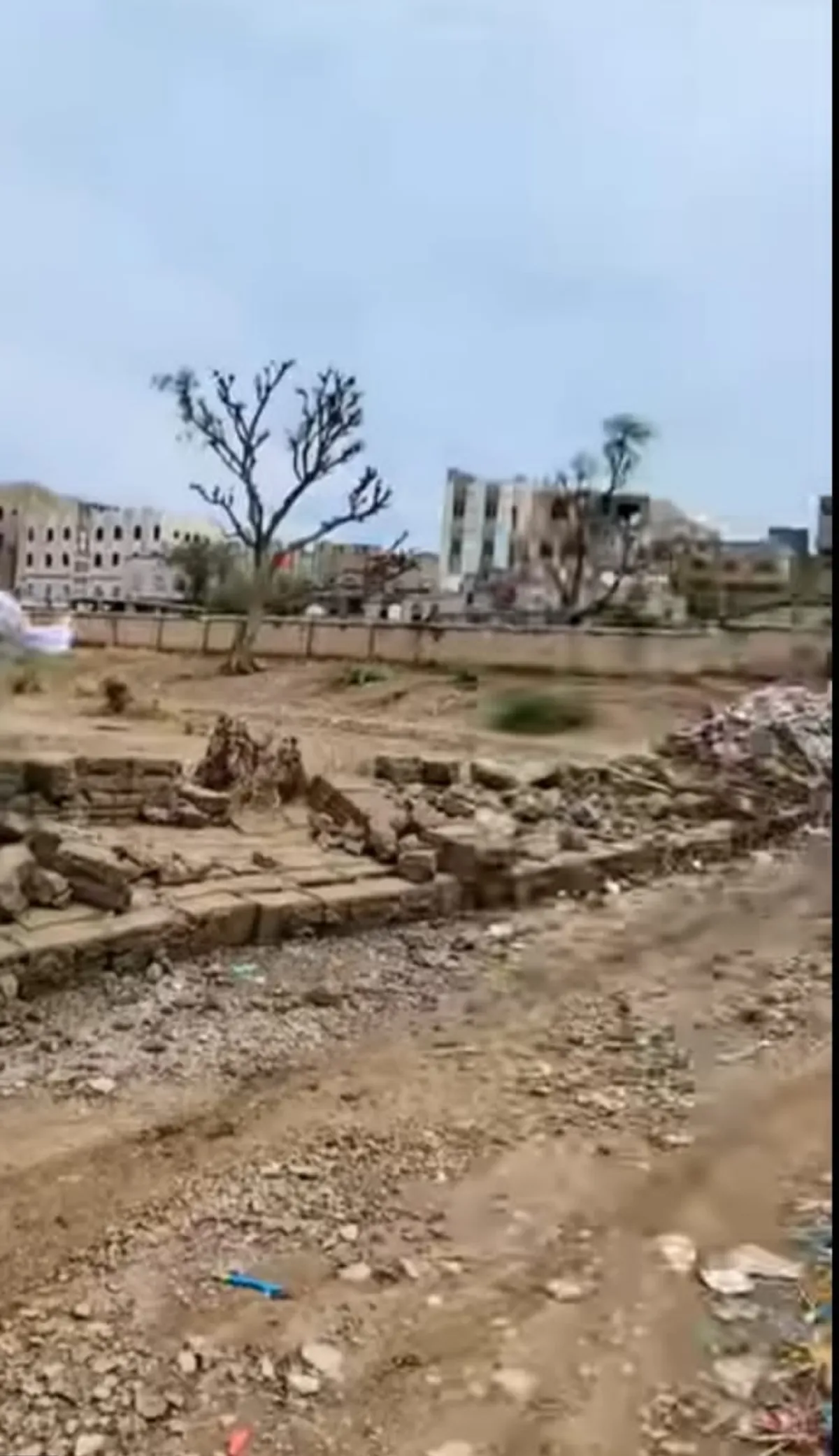 تمهيدًا للاستيلاء عليها .. نافذون يهدمون سور أرض مخصصة لبناء مدرسة في تعز