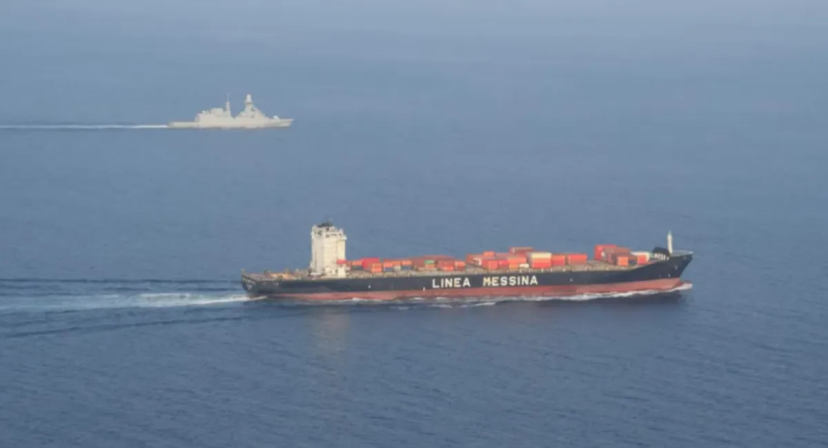 فرقاطة إيطالية تؤمّن مرور دفعة ثالثة من السفن التجارية في البحر الأحمر