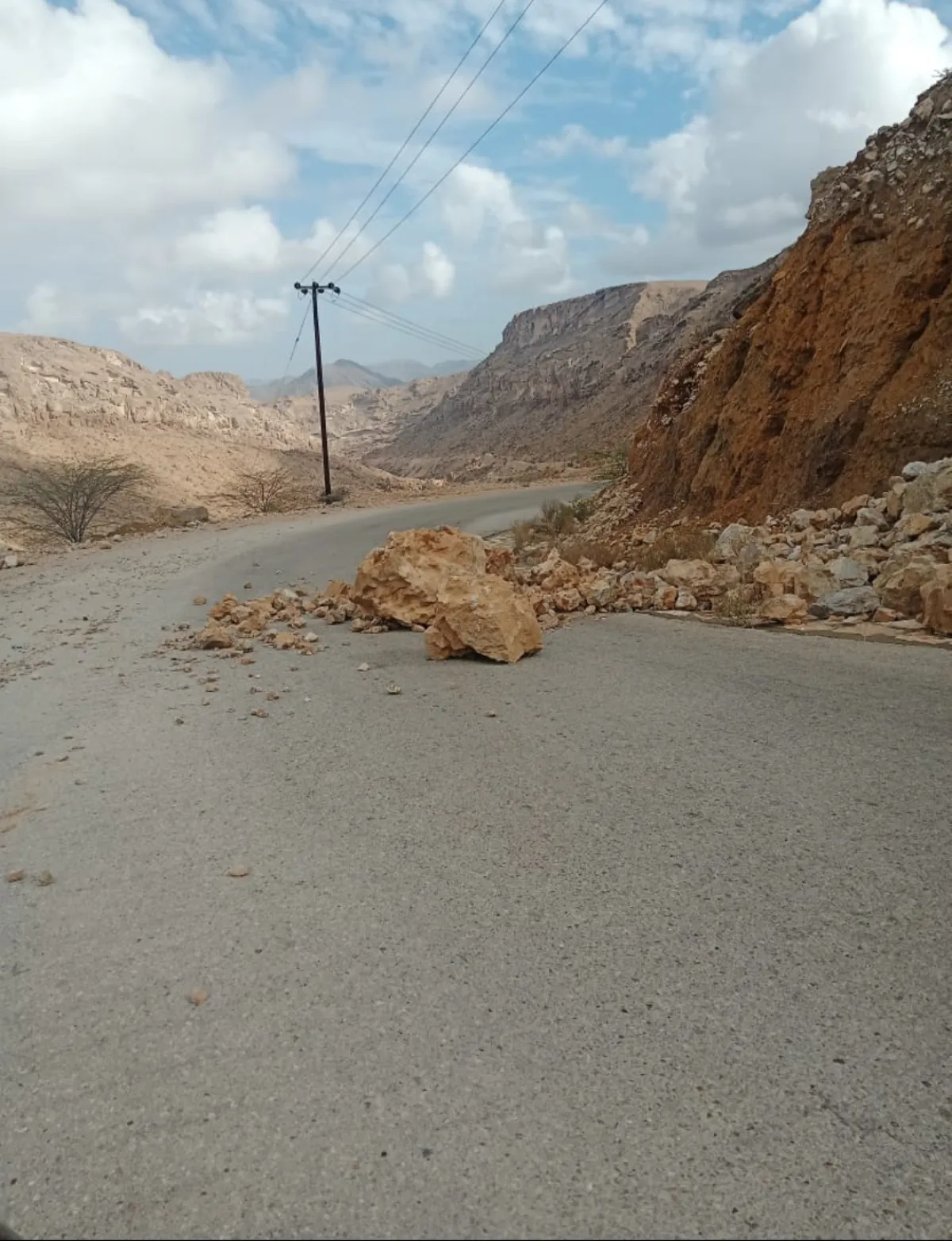 في تقرير أولي لمؤتمر حضرموت الجامع .. تفاقم معاناة أهالي أرياف المكلا: السيول تدمر البنية التحتية للطرقات وتعرقل وصول الحالات المرضية
