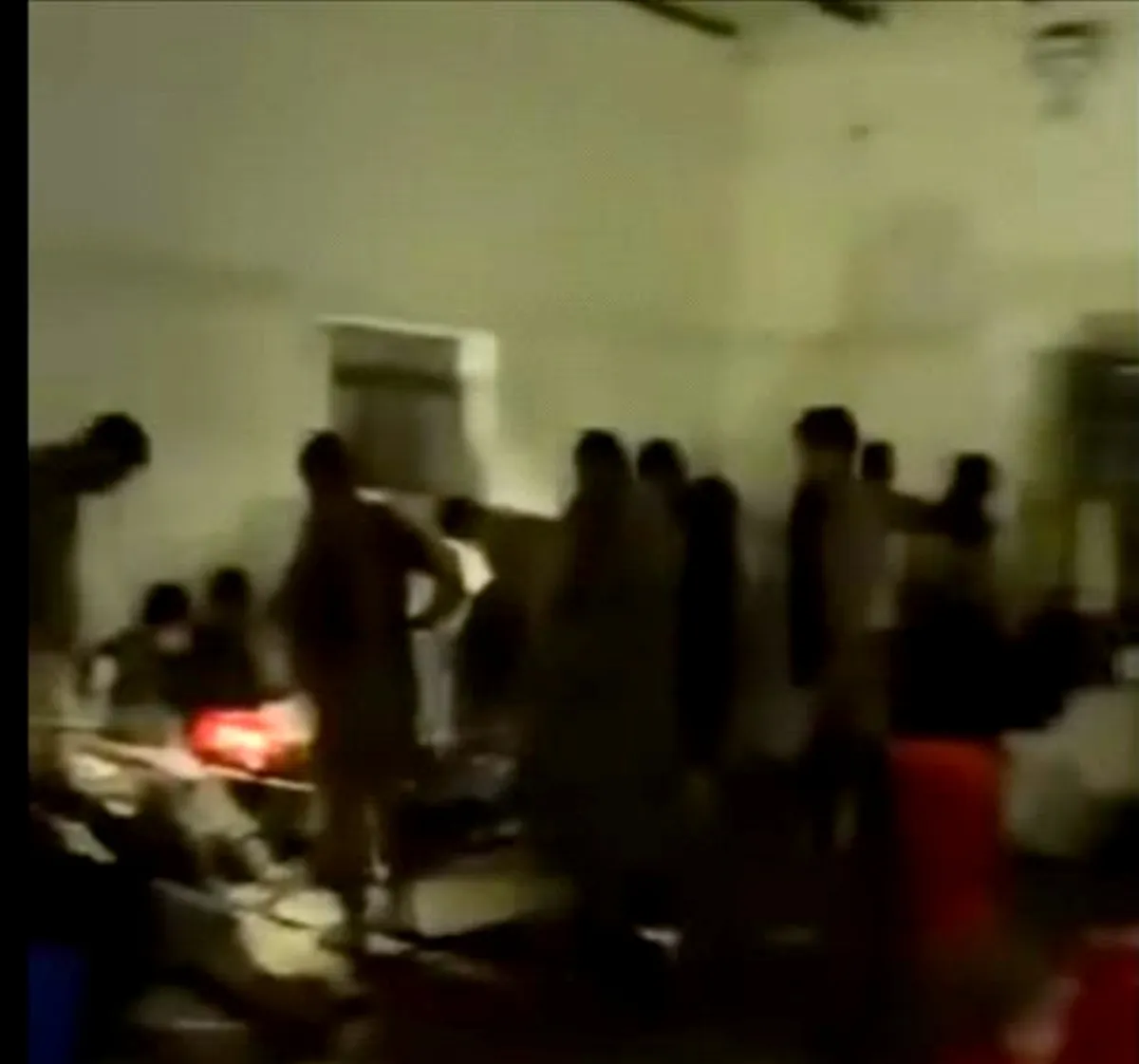 سيول جارفة تضرب معسكراً يمنياً: 13 قتيلاً وعشرات المصابين في فاجعة الوديعة