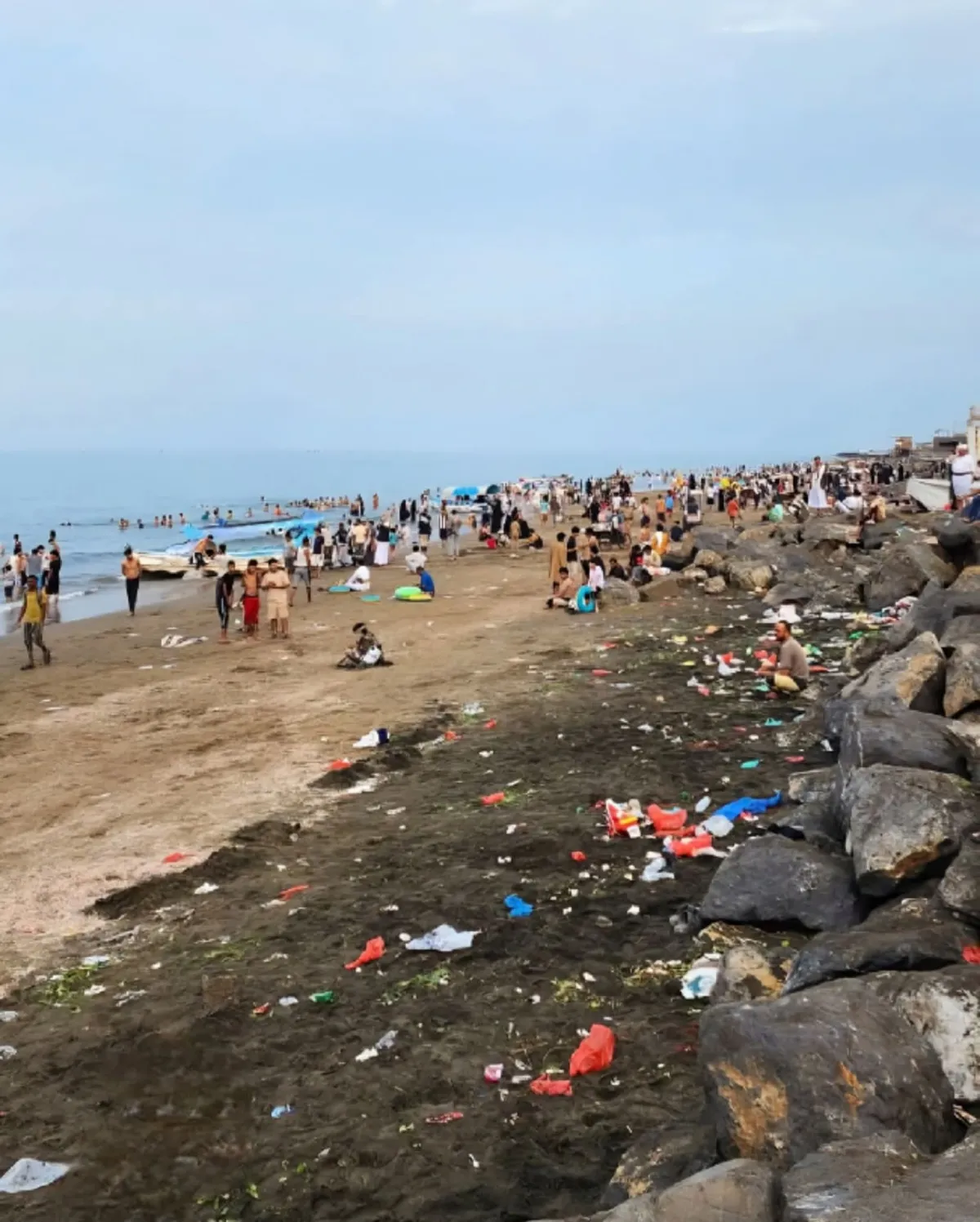 شواطئ الحديدة تتحول إلى مكب نفايات.. وغضب شعبي يتصاعد وسط اتهامات بإهمال حوثي فاضح