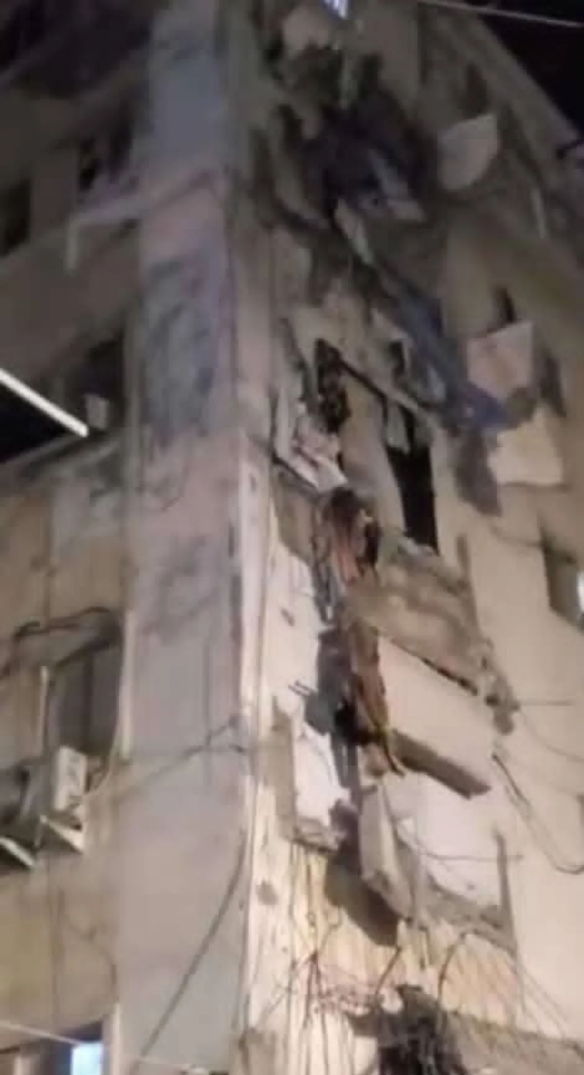 انهيار خمس شرفات في عمارة قديمة بمديرية المعلا في عدن