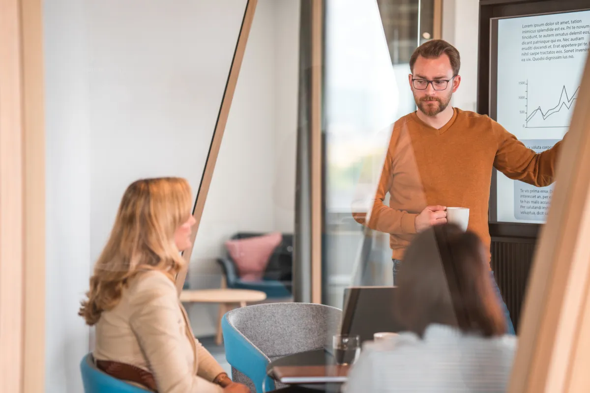 تأثير المدير النرجسي: تدمير الصحة النفسية والجسدية للموظفين