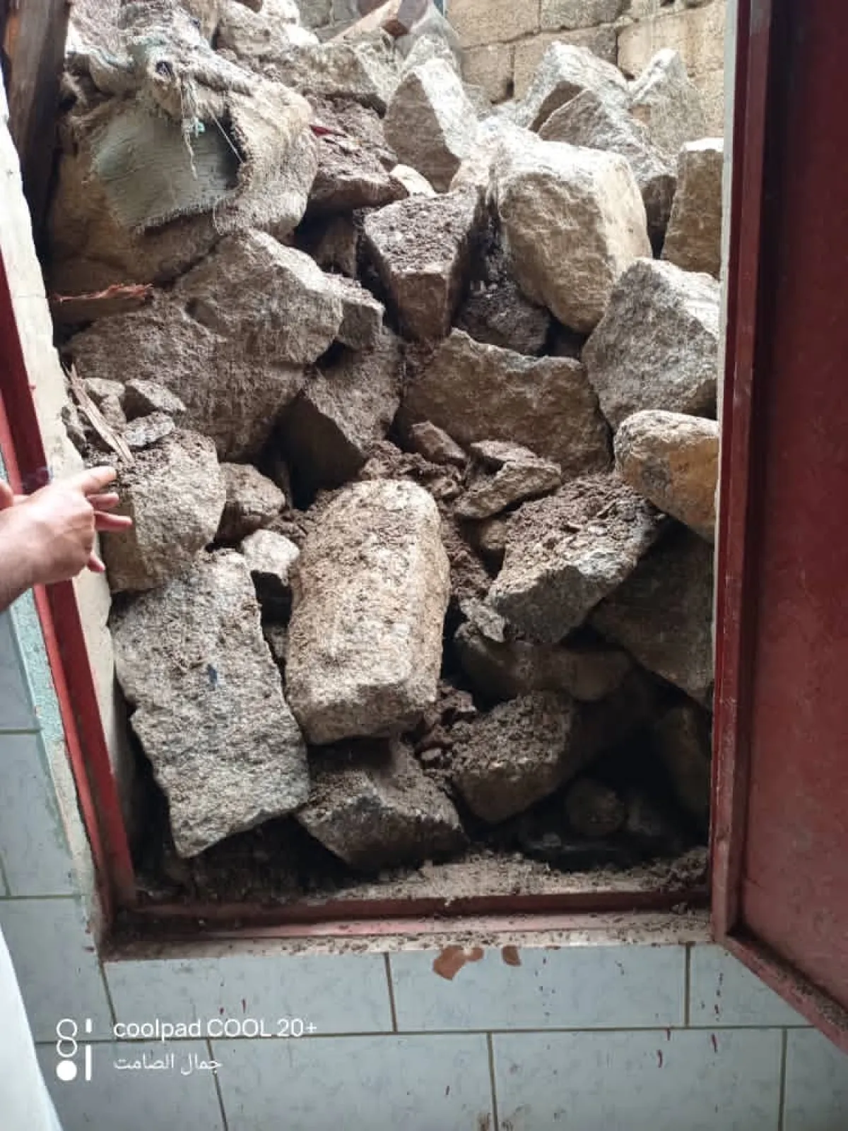 نجاة 13 طفلاً وامرأة من انهيار جدار ساند في تعز إثر الأمطار الغزيرة