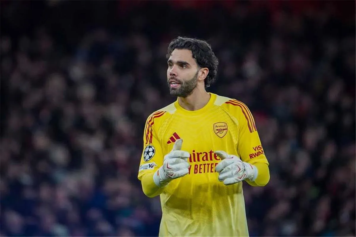 حارس آرسنال يرفع القبعة لزميله في إسبانيا: لولا هذا الحارس لما نافس برشلونة