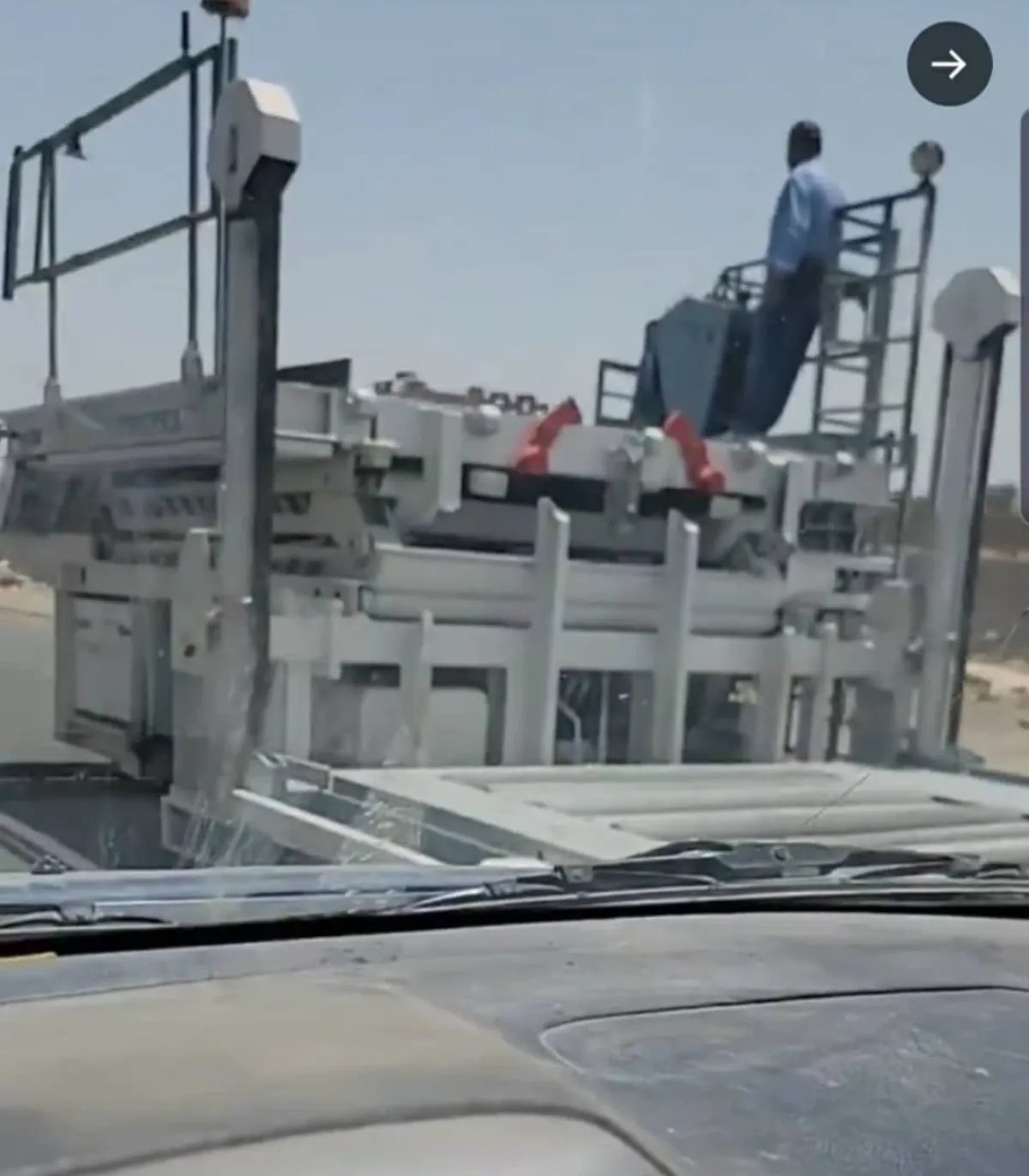 رافعة شحن جوي في الشارع.. اتهامات لعصابة الحوثي بنهب معدات مطار صنعاء