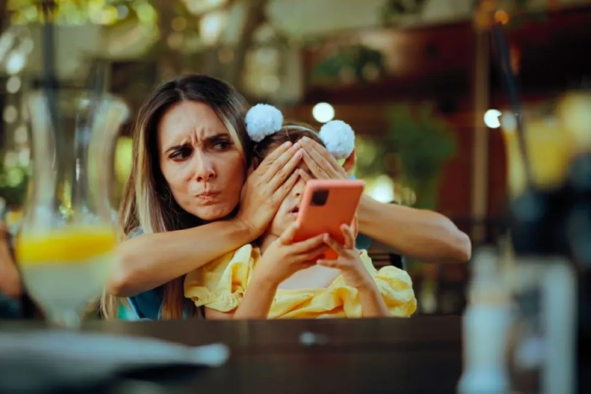 استطلاع سويسري يطالب بحظر تواصل اجتماعي للقاصرين وسط تشديد الرقابة العالمية