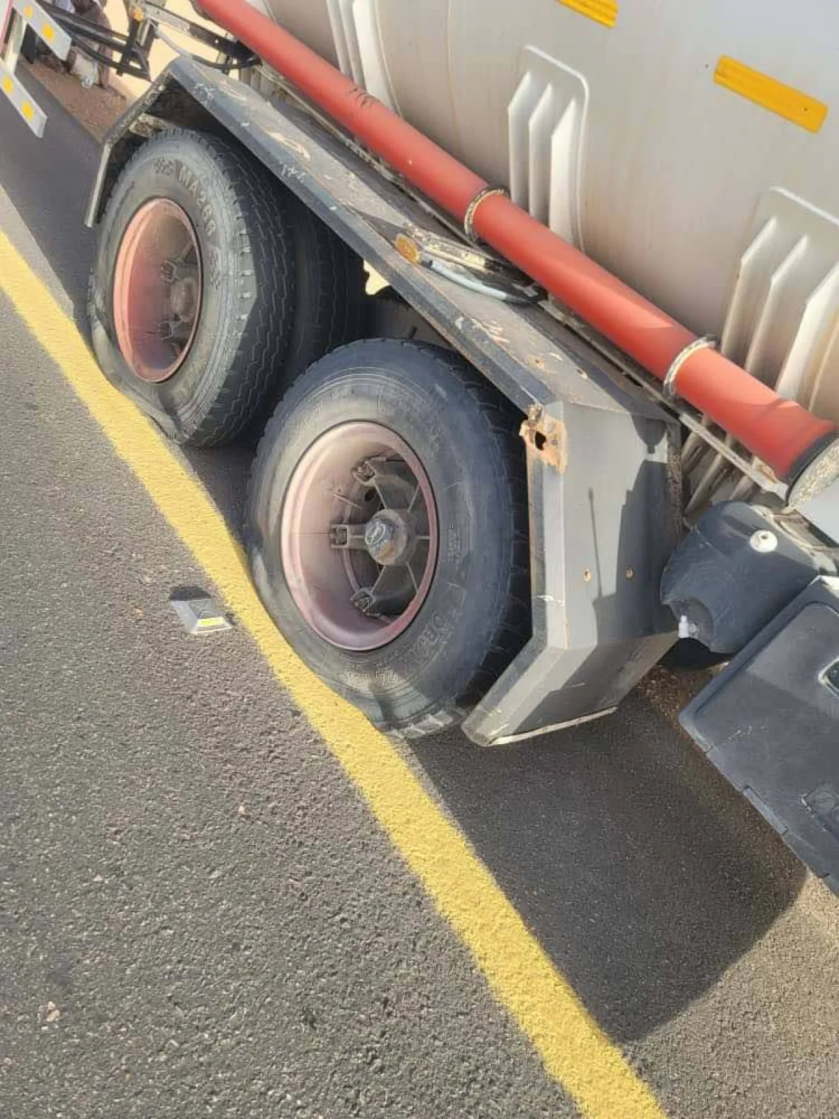 استهداف ناقلات وقود في مأرب يثير المخاوف بشأن إمدادات الطاقة