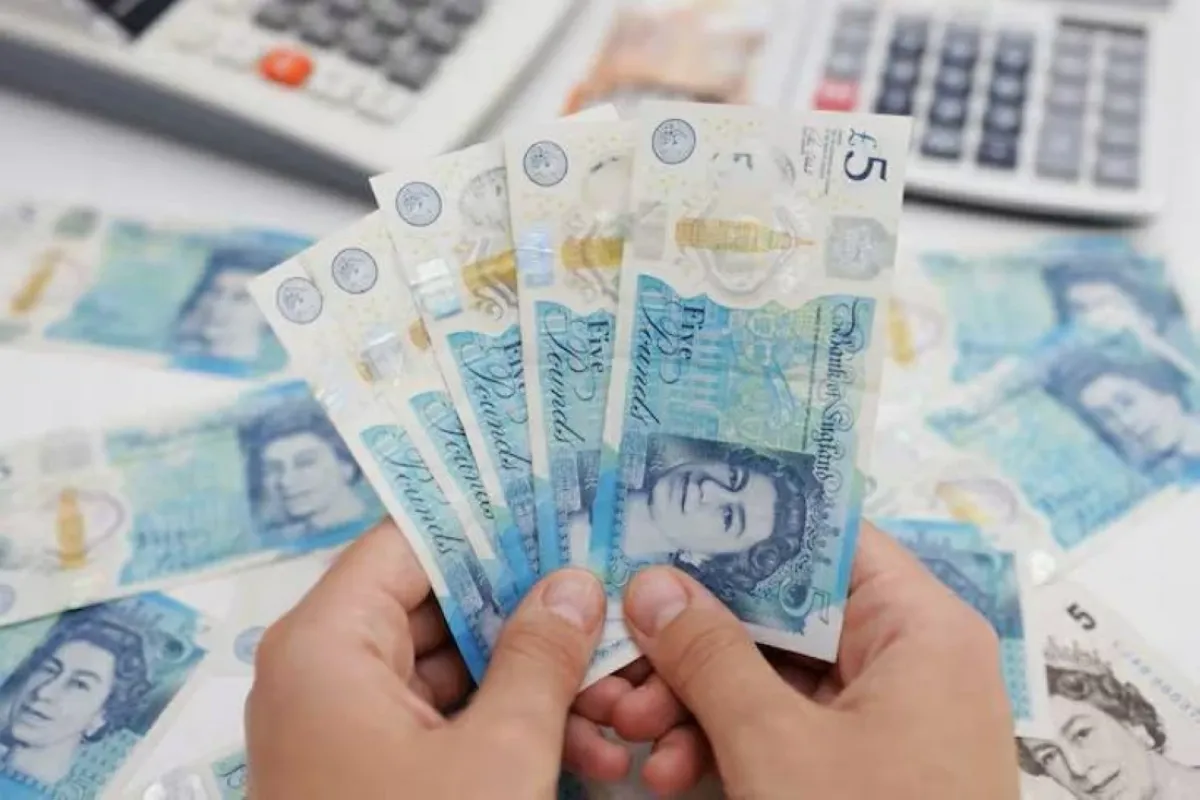 تراجع الجنيه الإسترليني مقابل اليورو والدولار وسط مخاوف جيوسياسية واقتصادية