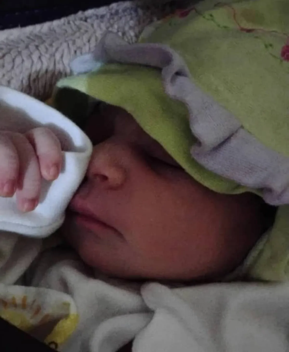 لحظات مؤثرة في تعز: العثور على رضيعة حديثة الولادة أسفل مقعد حافلة