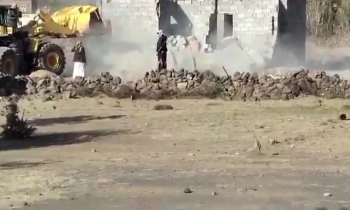 تصعيد إجرامي جديد.. مليشيا الحوثي تواصل هدم منازل النازحين وتفاقم معاناة المدنيين