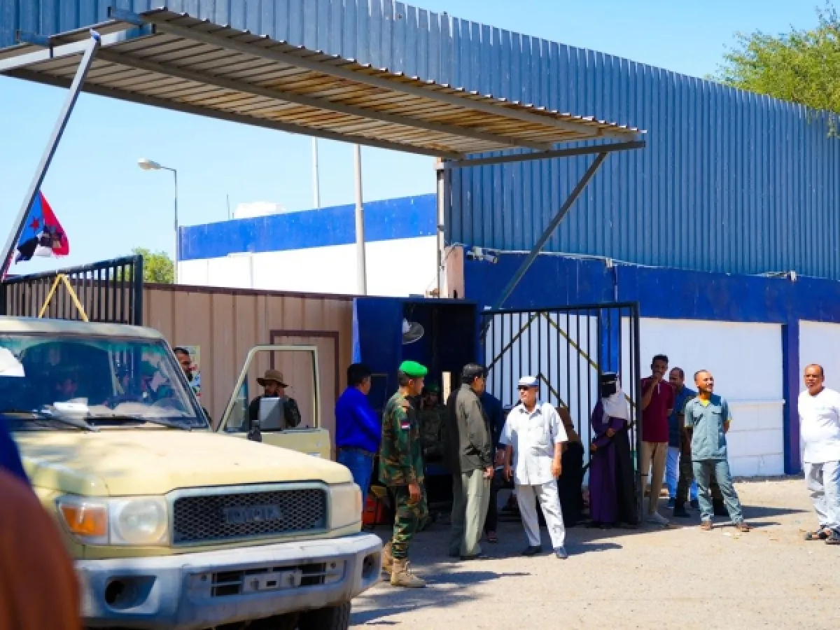 احتقان وتوتر في محيط مقرات الانتقالي المنحل بمديرية التواهي بعدن