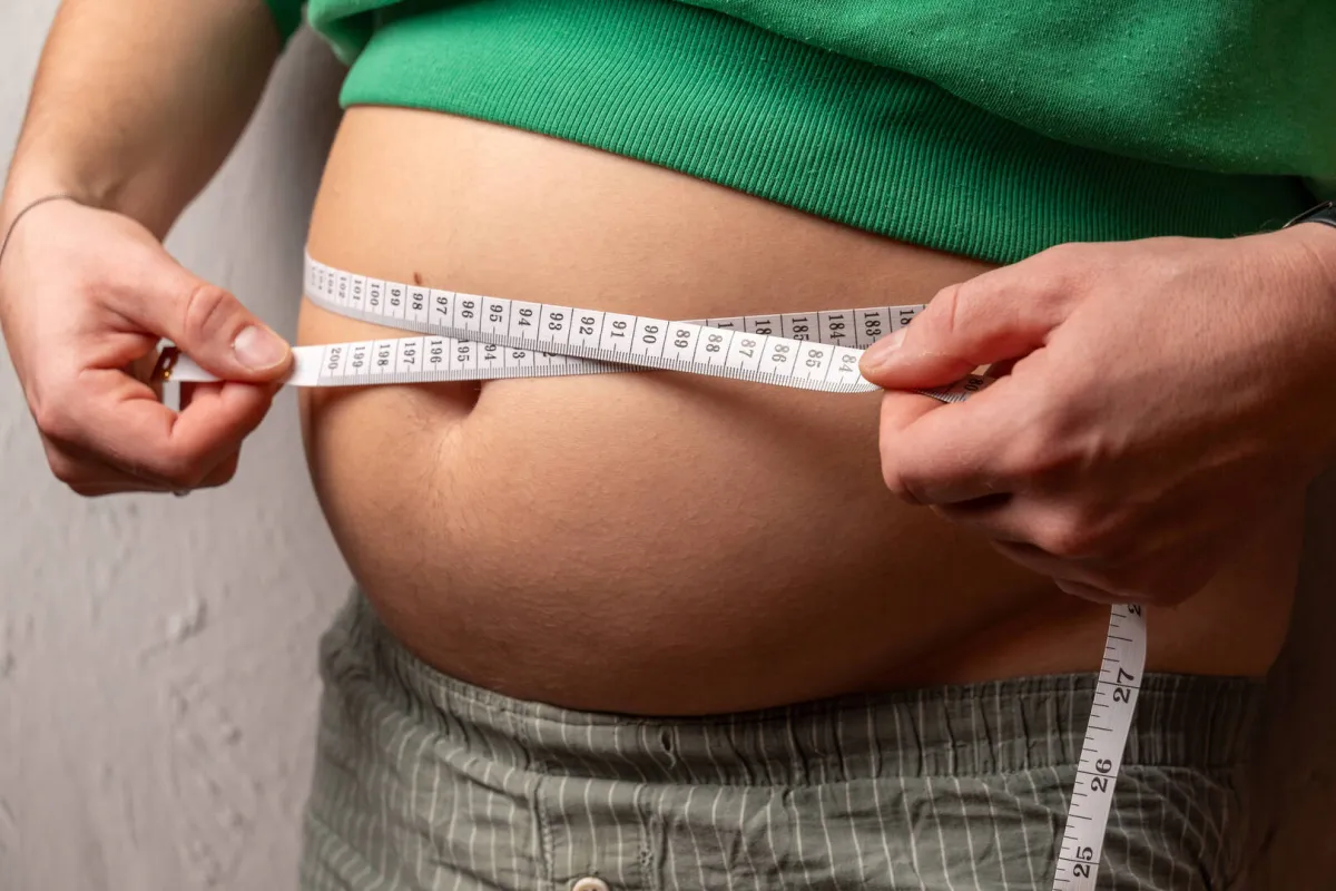 دراسة: تراكم دهون الخصر ونقص العضلات يزيدان خطر الوفاة بعد الخمسين