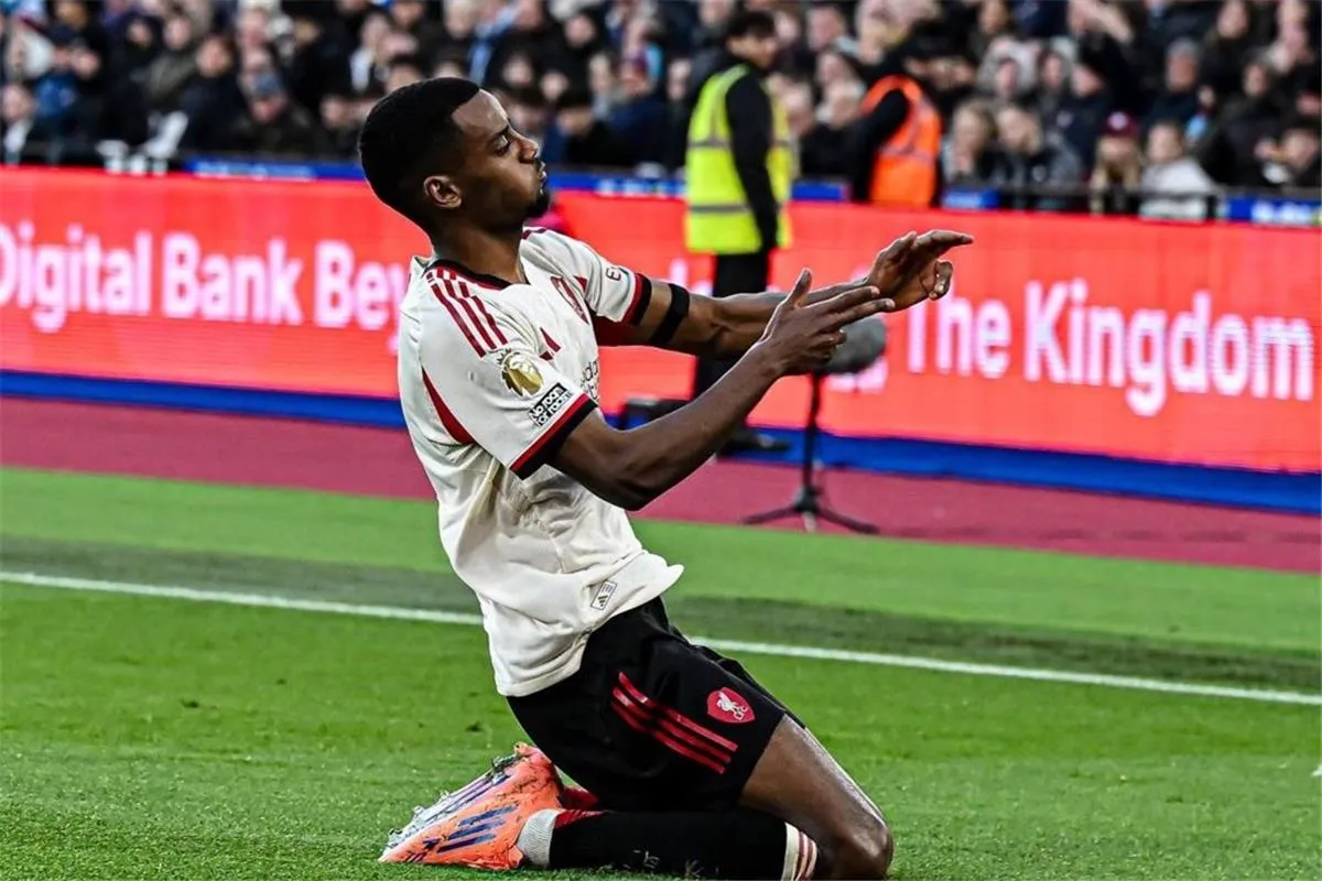 سلوت يكشف موعد عودة إيزاك لتدريبات ليفربول