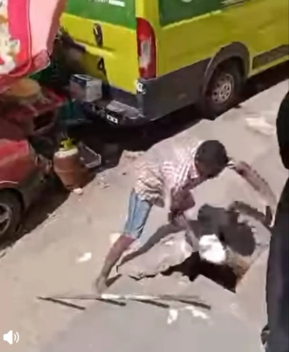 تعز: تخريب متعمد لشبكة الصرف الصحي يفاقم الأزمة