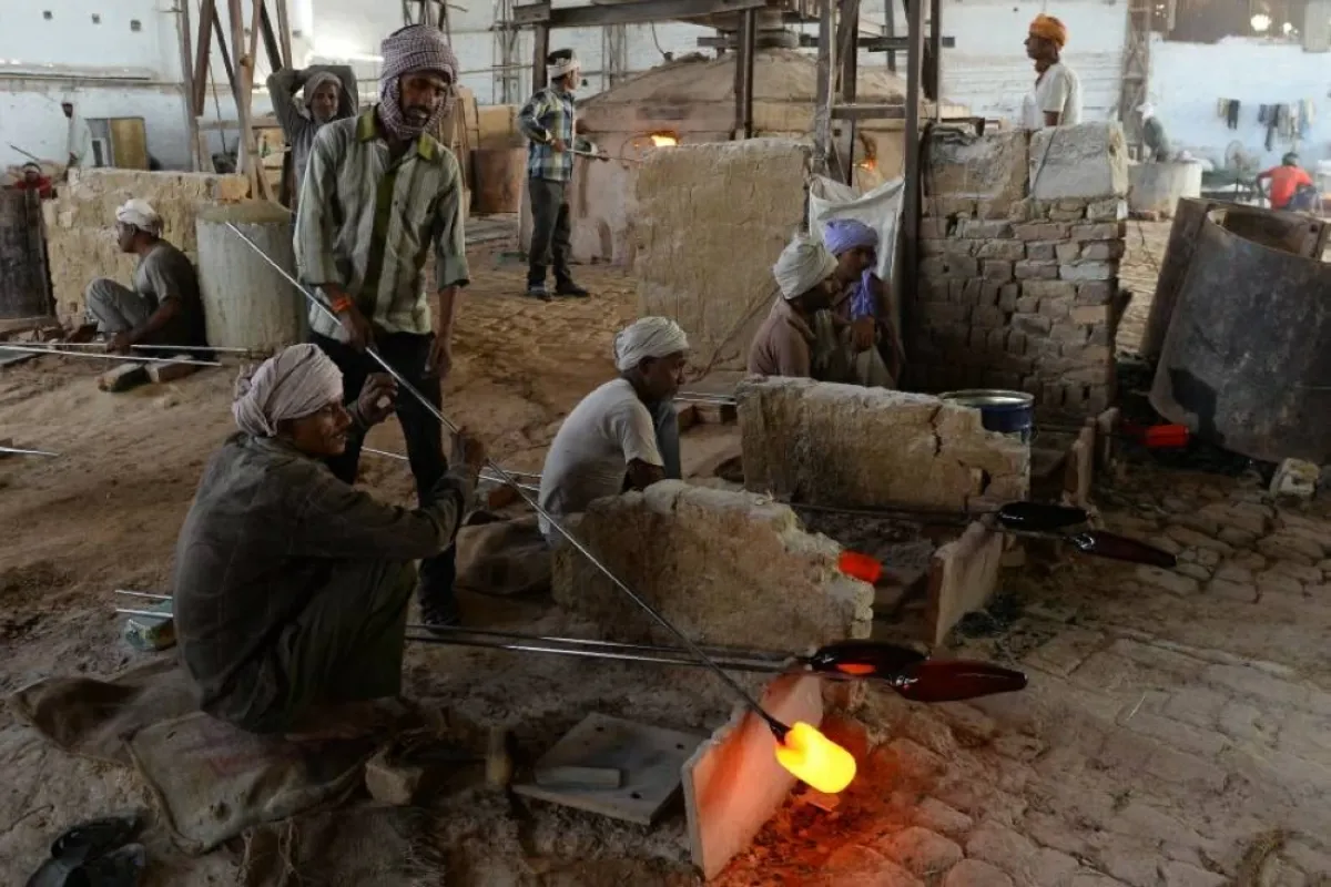 حرب الشرق الأوسط تضرب صناعة الزجاج الهندية وتؤدي إلى فقدان وظائف
