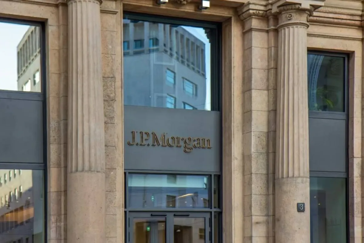 جي بي مورغان: النفط قد يتجاوز 150 دولاراً وسط اضطرابات الشرق الأوسط