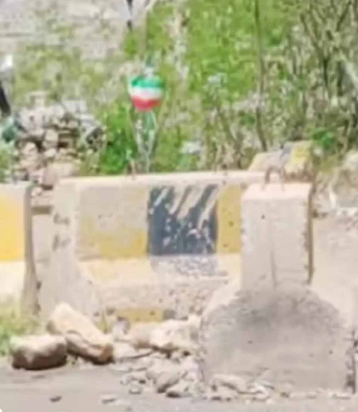 مليشيا الحوثي ترفع علم إيران في المنفذ الشرقي لتعز