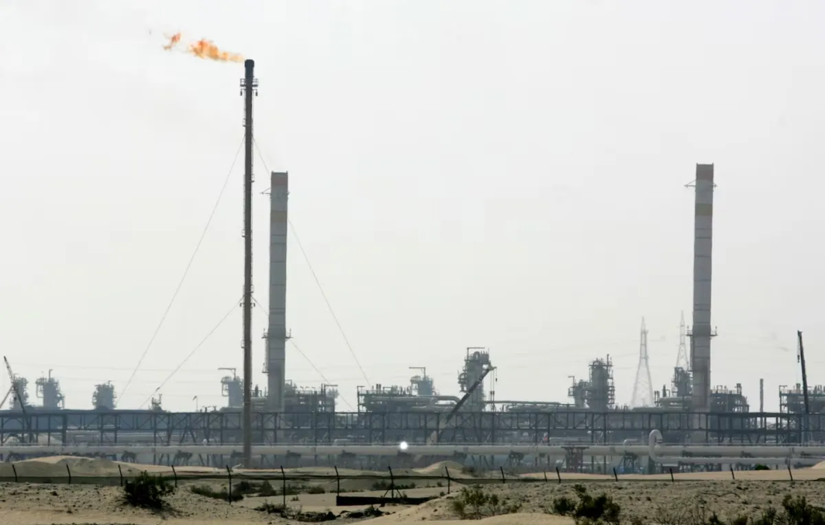 مقتل مصري وإصابة 4 آخرين في حادثة حبشان، وتحطم طائرة أميركية في إيران