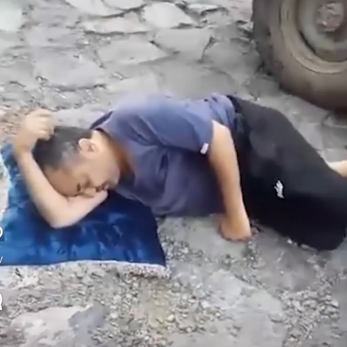 معلم يلقى حتفه على قارعة الطريق بسبب حصار الحوثي لتعز