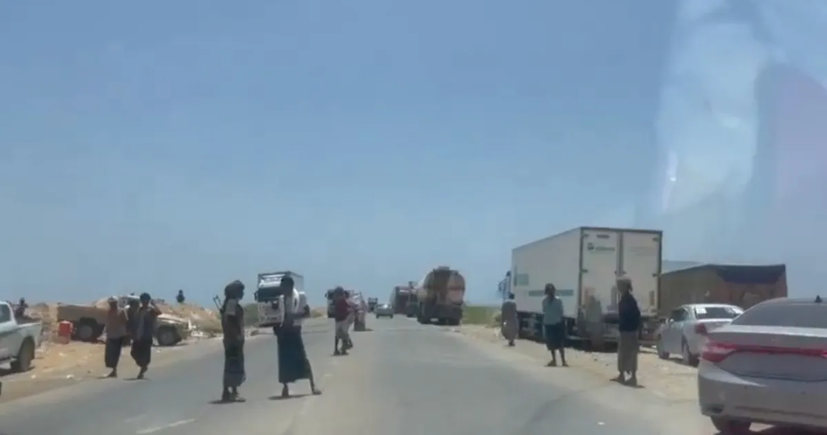 استمرار قطع طريق حضرموت–المهرة يتسبب في انقطاع الكهرباء وتعطل الخدمات