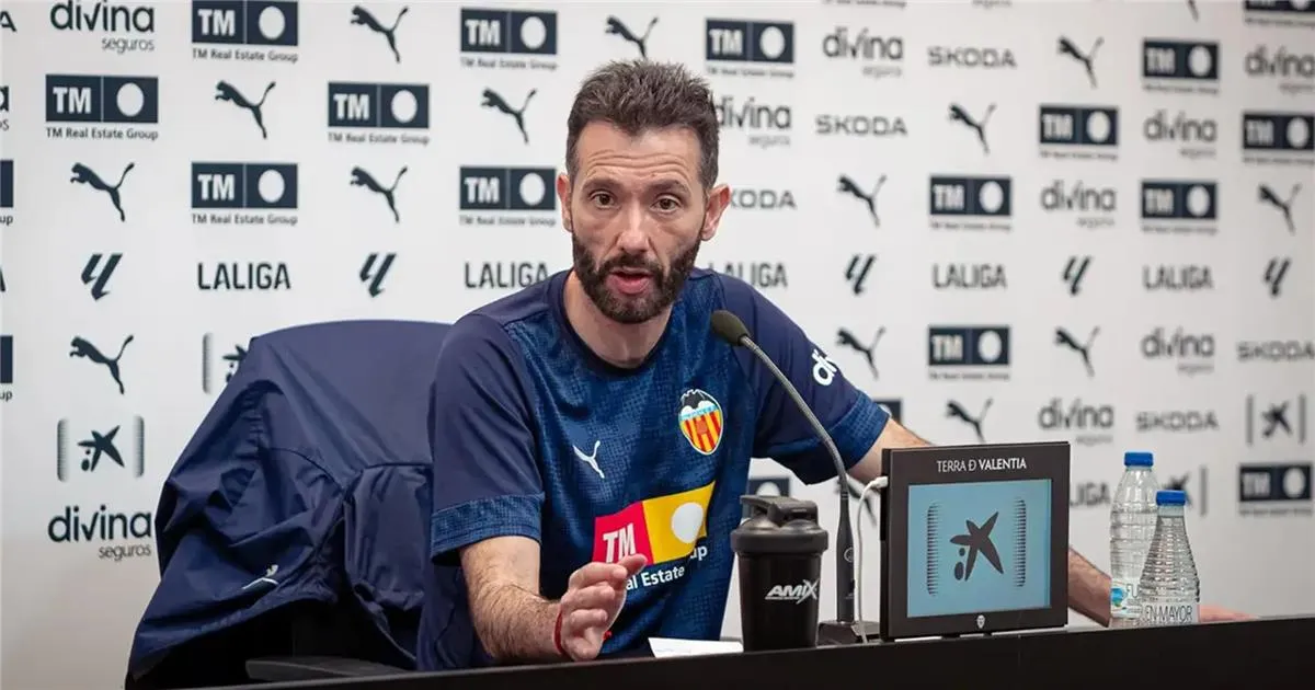 مدرب فالنسيا يراوغ بشأن صفقة لاعب الأهلي ديانج