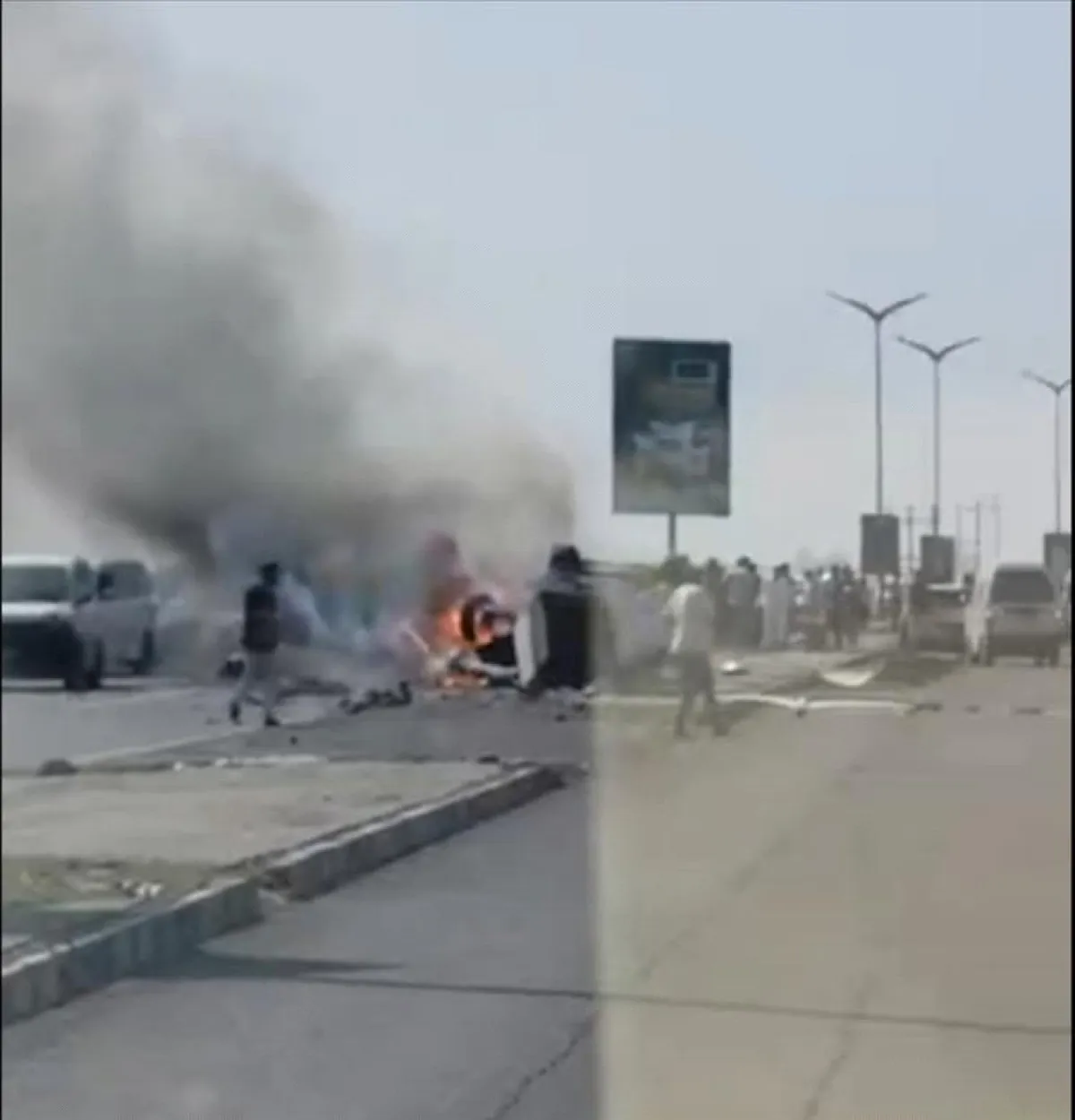عدن.. اصطدام سيارة بعمود إنارة يؤدي إلى اندلاع حريق