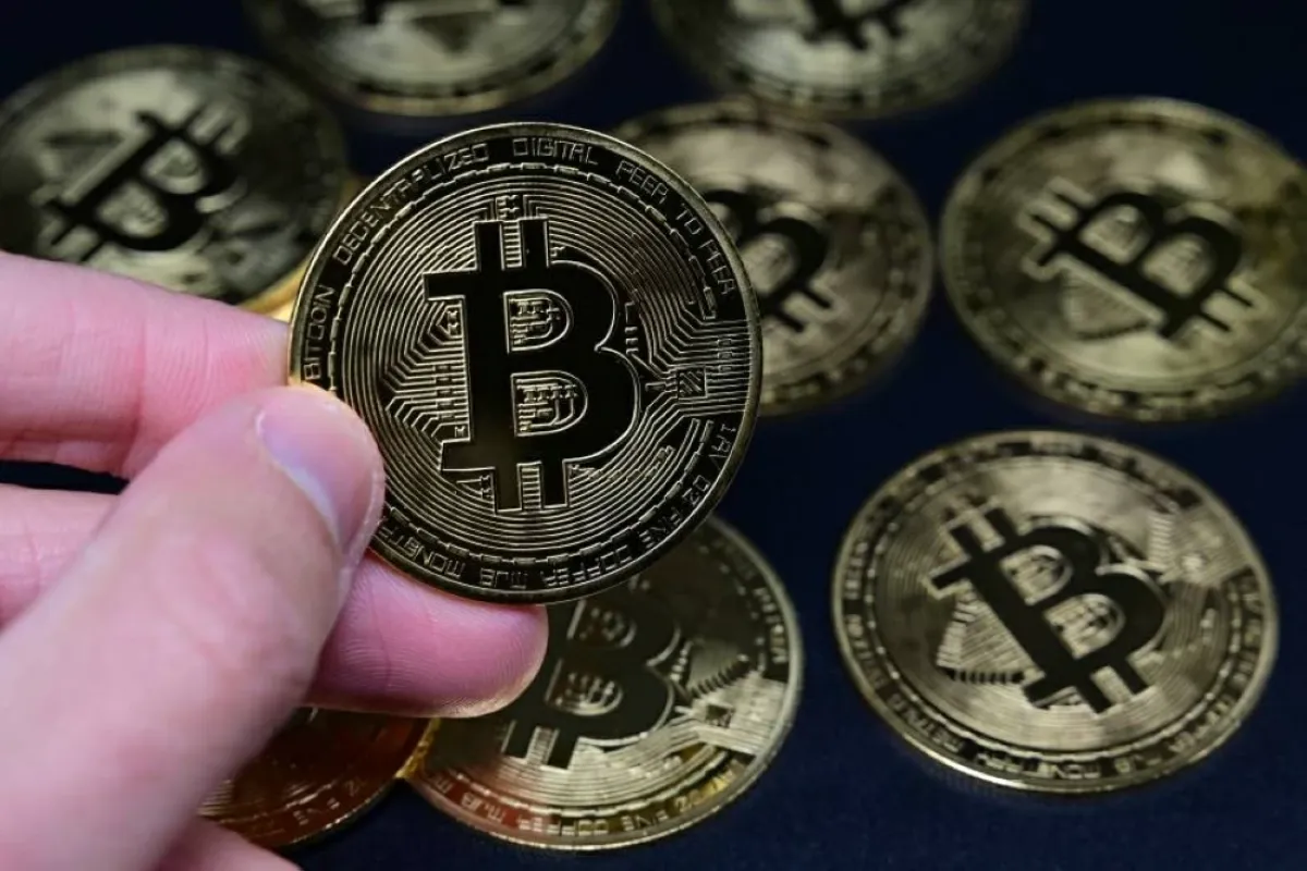 البيتكوين تقترب من 70 ألف دولار وسط تقلبات السوق