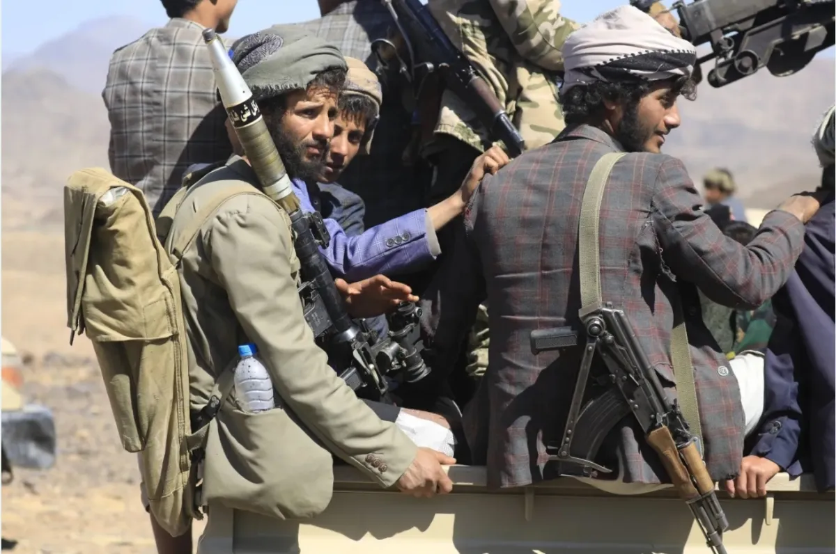 تحركات عسكرية حوثية  في مواقع استراتيجية بثلاث محافظات يمنية