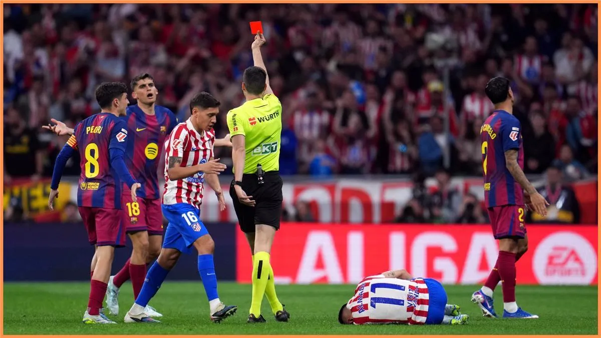 خبير تحكيمي: طرد لاعب برشلونة مثال يحتذى به للبطاقة الحمراء