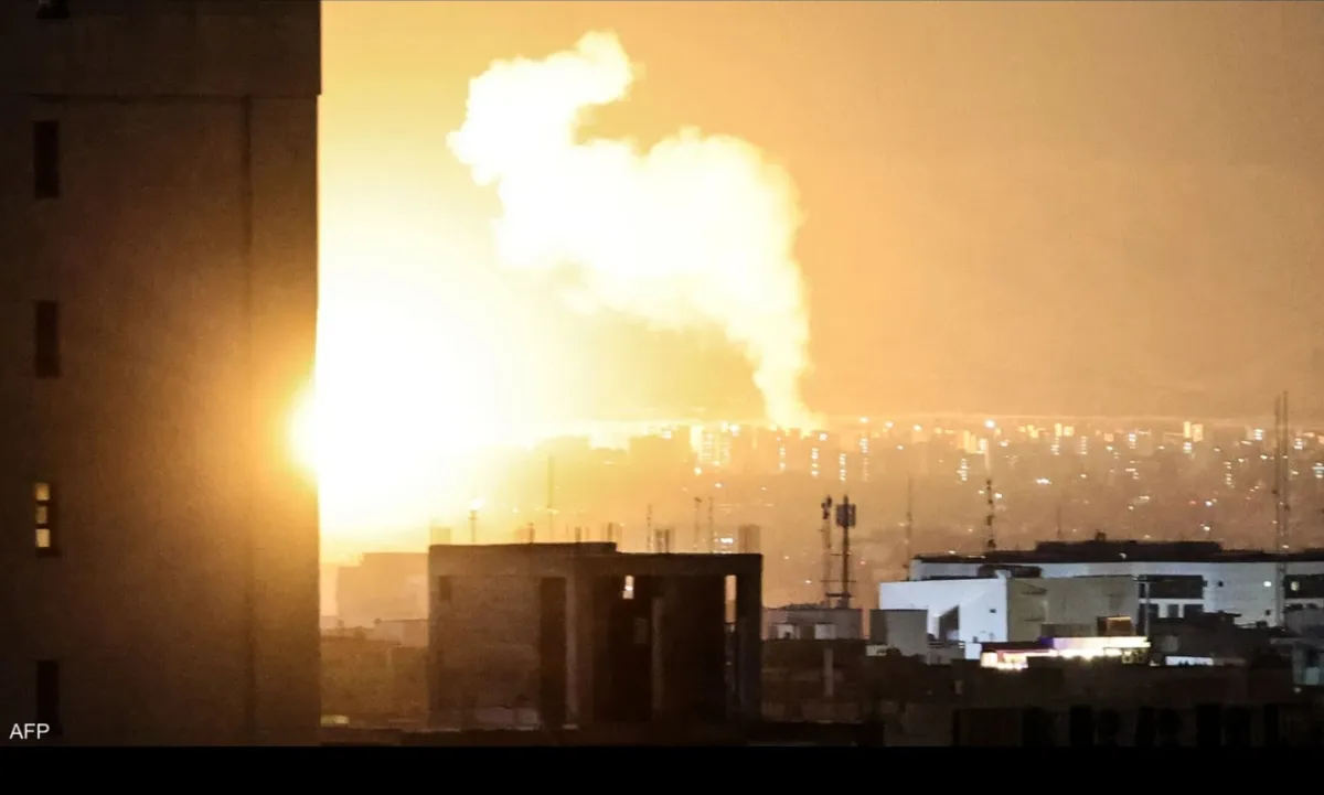 غارات أمريكية وإسرائيلية مكثفة على إيران قبيل انتهاء مهلة ترامب