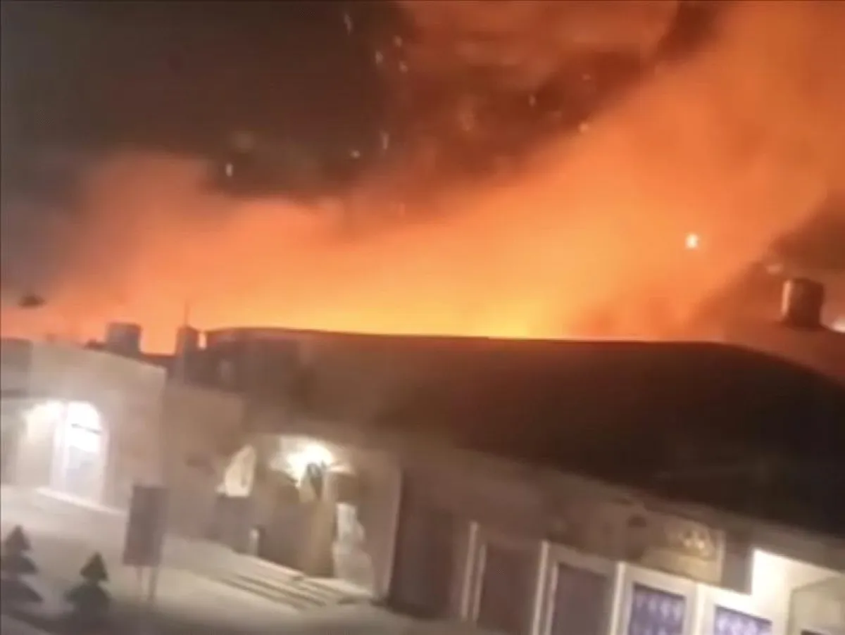 حريق هائل يلتهم محل خردة في سيئون