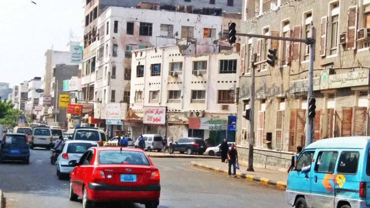 سائق باص يهدد رجل مرور بالقتل في عدن