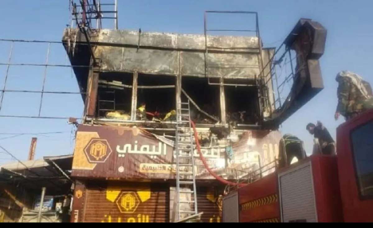 حريق هائل يدمر مركزاً تجارياً في حزيز جنوب صنعاء